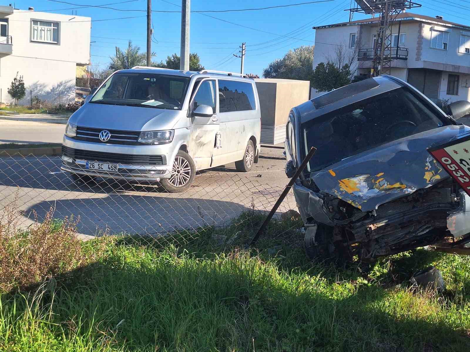 Serik’te otomobil ile minibüs çarpıştı: 1 yaralı
