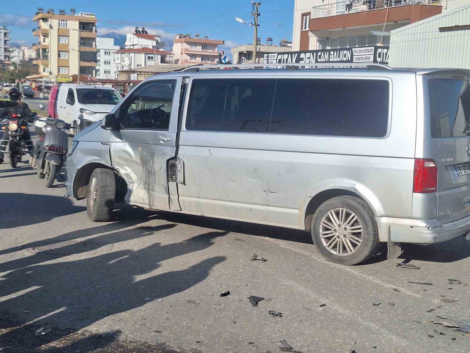 Serik’te otomobil ile minibüs çarpıştı: 1 yaralı