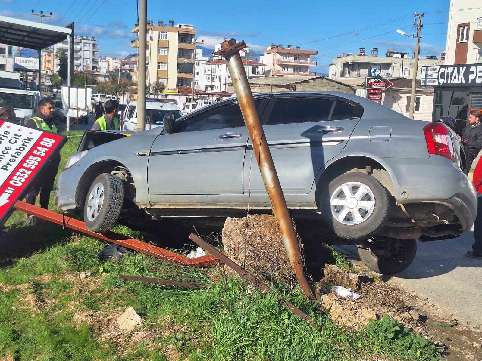 Serik’te otomobil ile minibüs çarpıştı: 1 yaralı