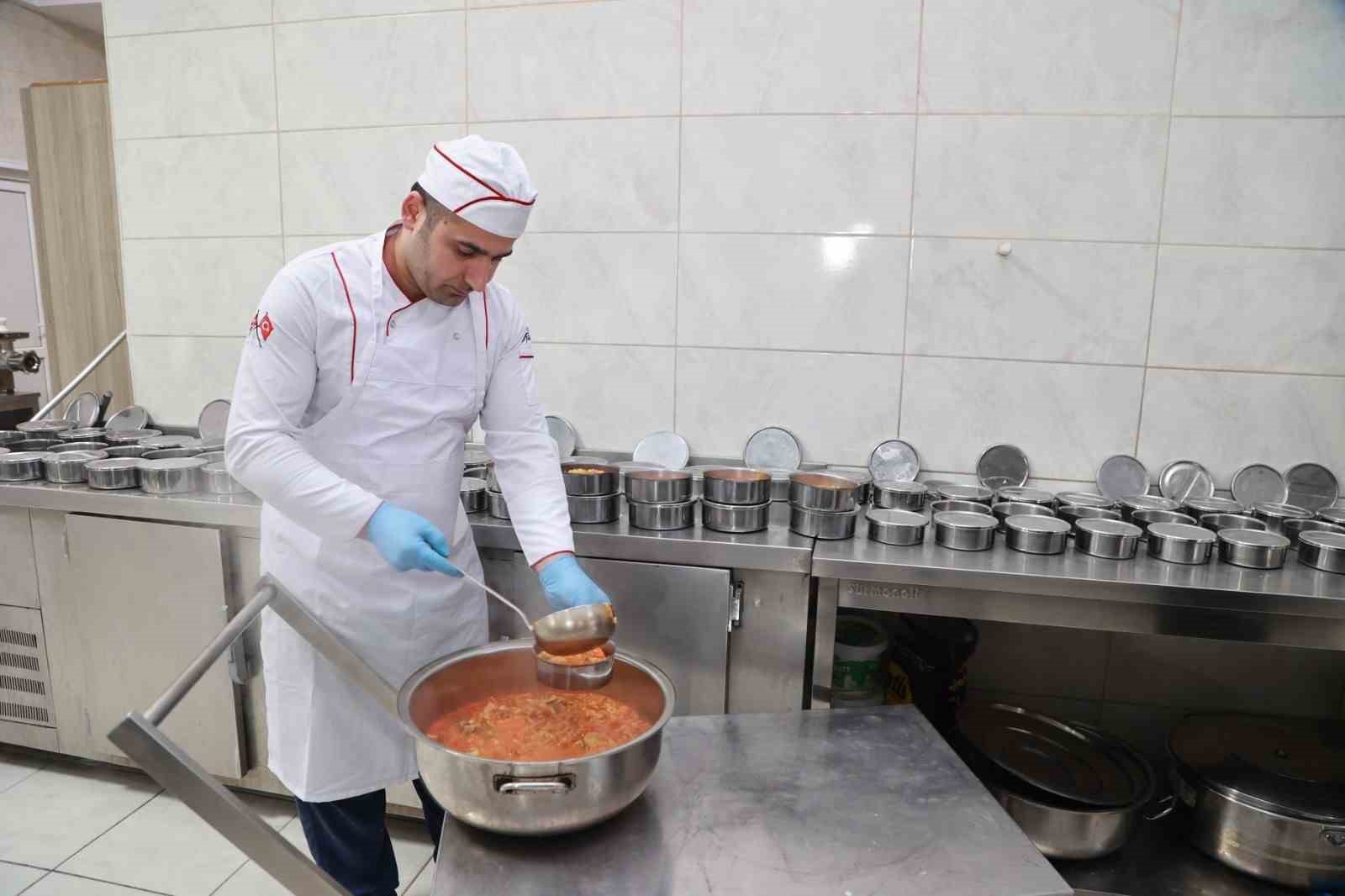 Gebze’deki aşevinden ayda 7 bin 800 öğün sıcak yemek