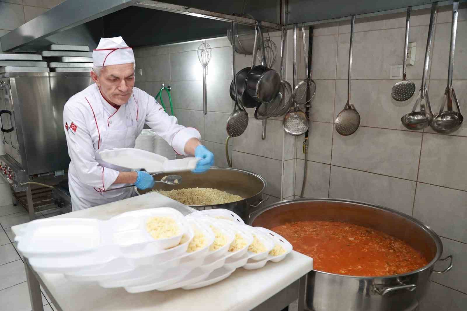 Gebze’deki aşevinden ayda 7 bin 800 öğün sıcak yemek