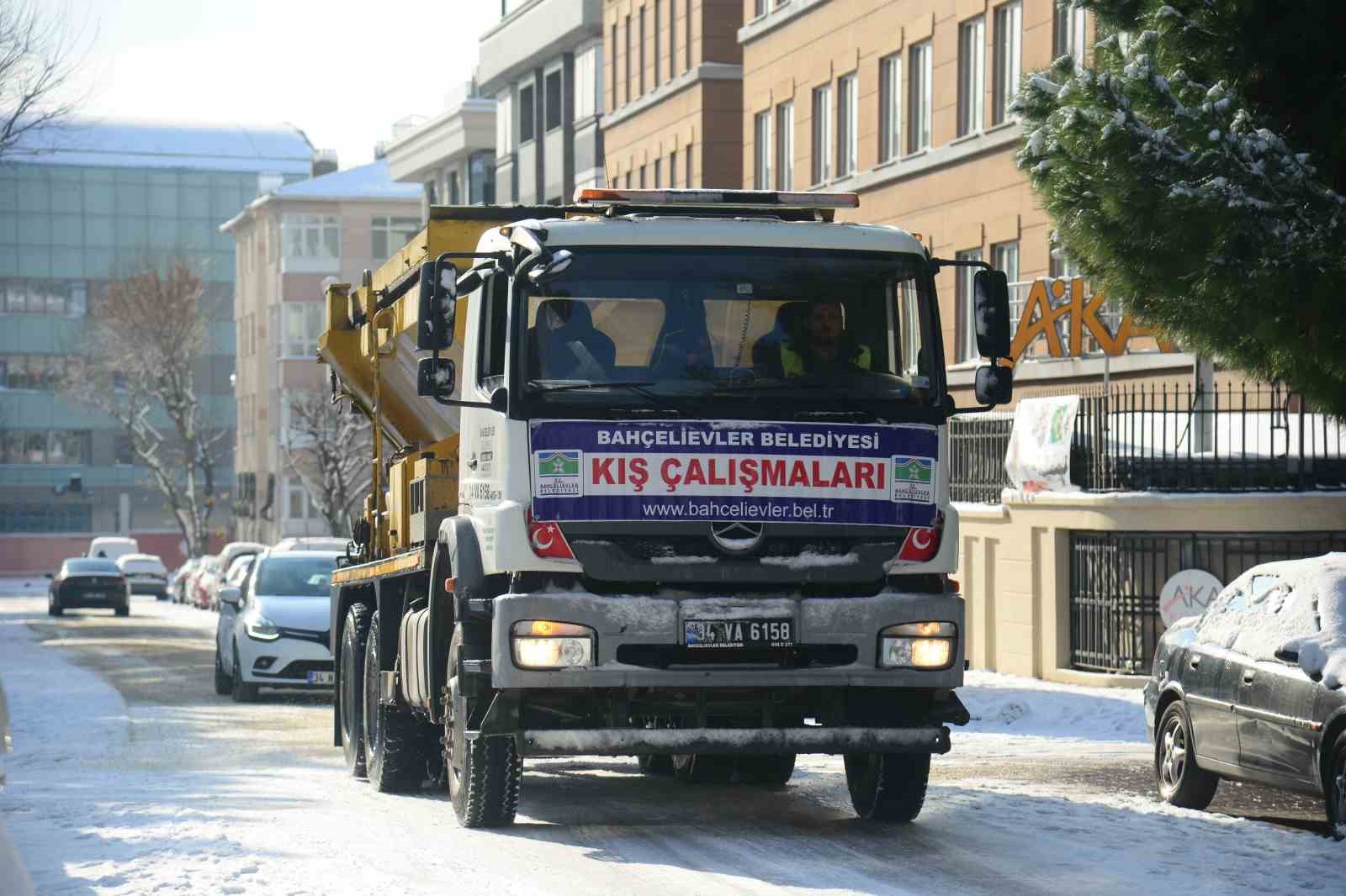 Bahçelievler’de kar mesaisi: Tuzlama, temizlik ve sıcak çorba ikramı
