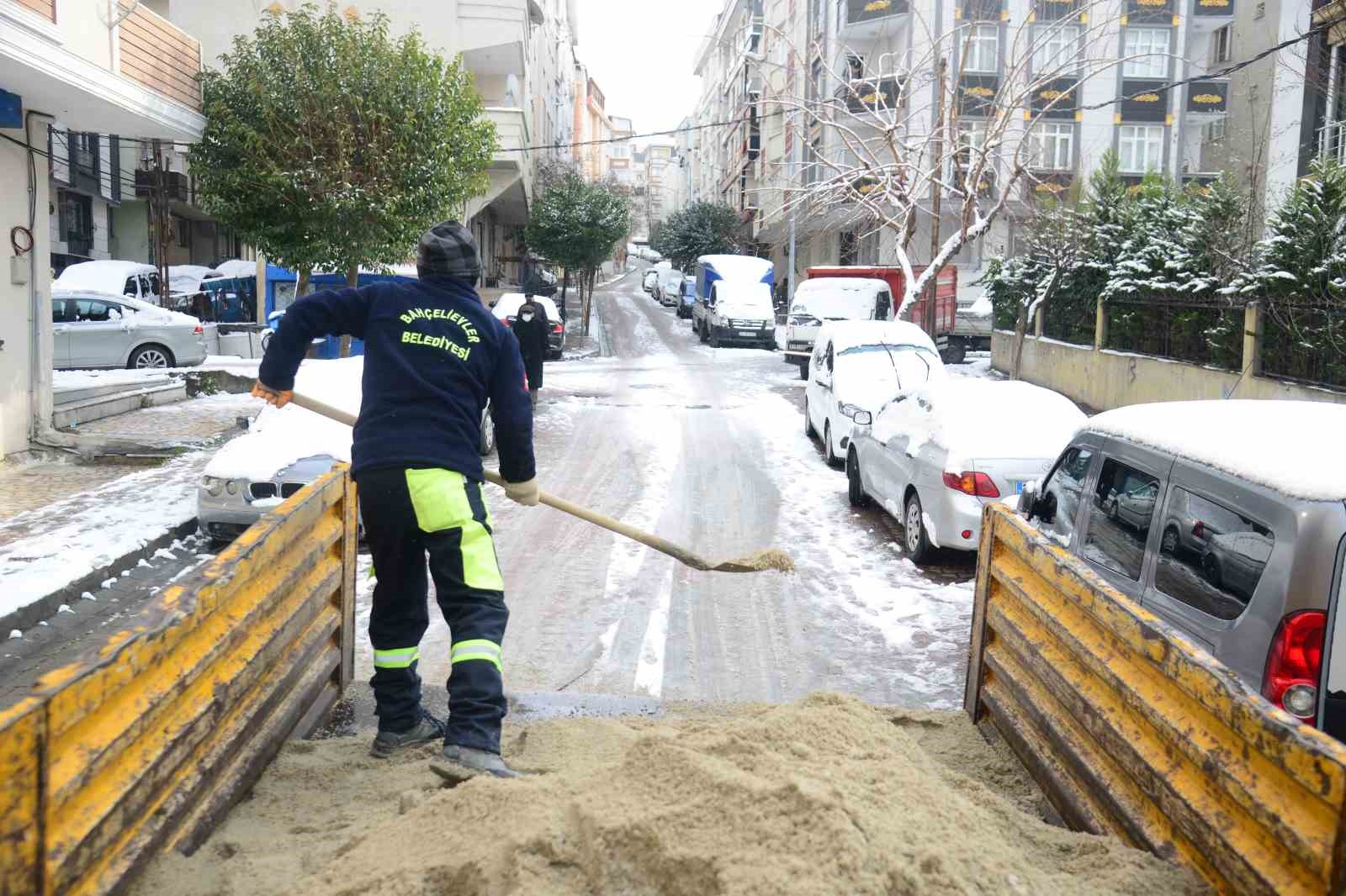 Bahçelievler’de kar mesaisi: Tuzlama, temizlik ve sıcak çorba ikramı