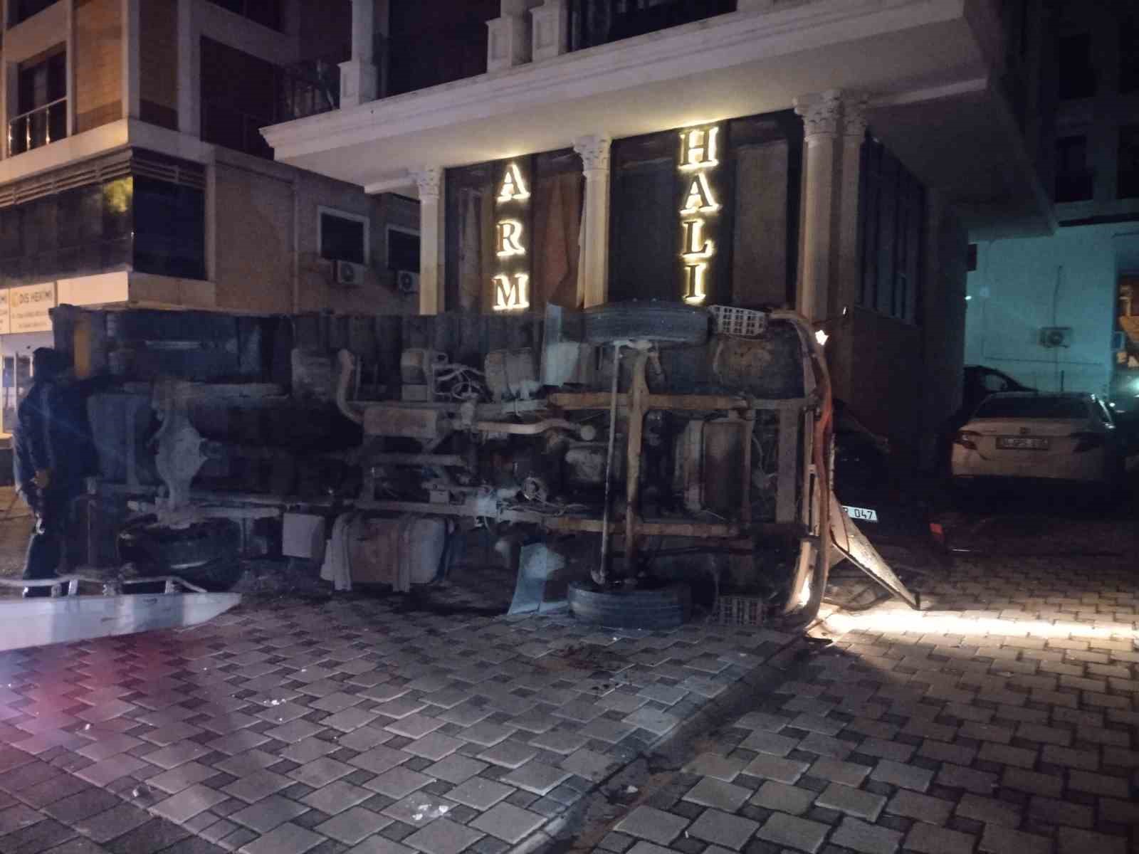 Maltepe’de moloz yüklü kamyonet otomobilin üzerine devrildi