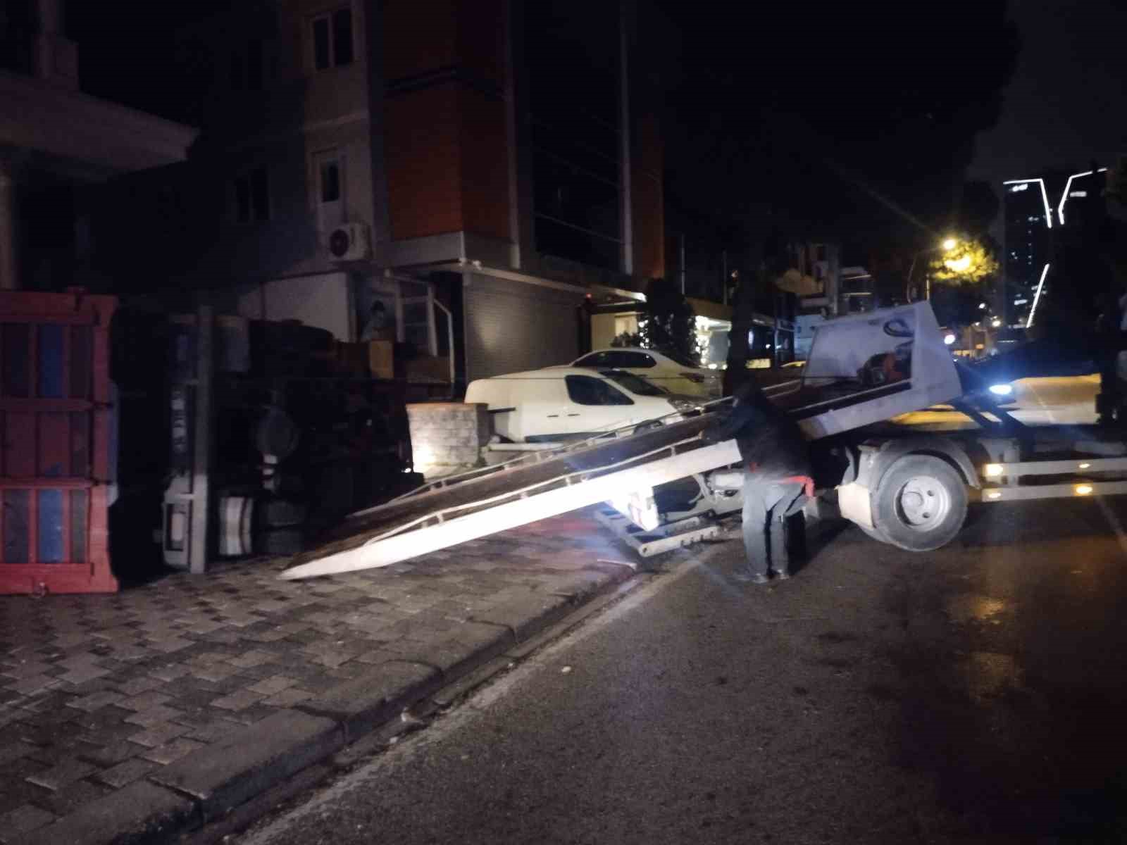 Maltepe’de moloz yüklü kamyonet otomobilin üzerine devrildi