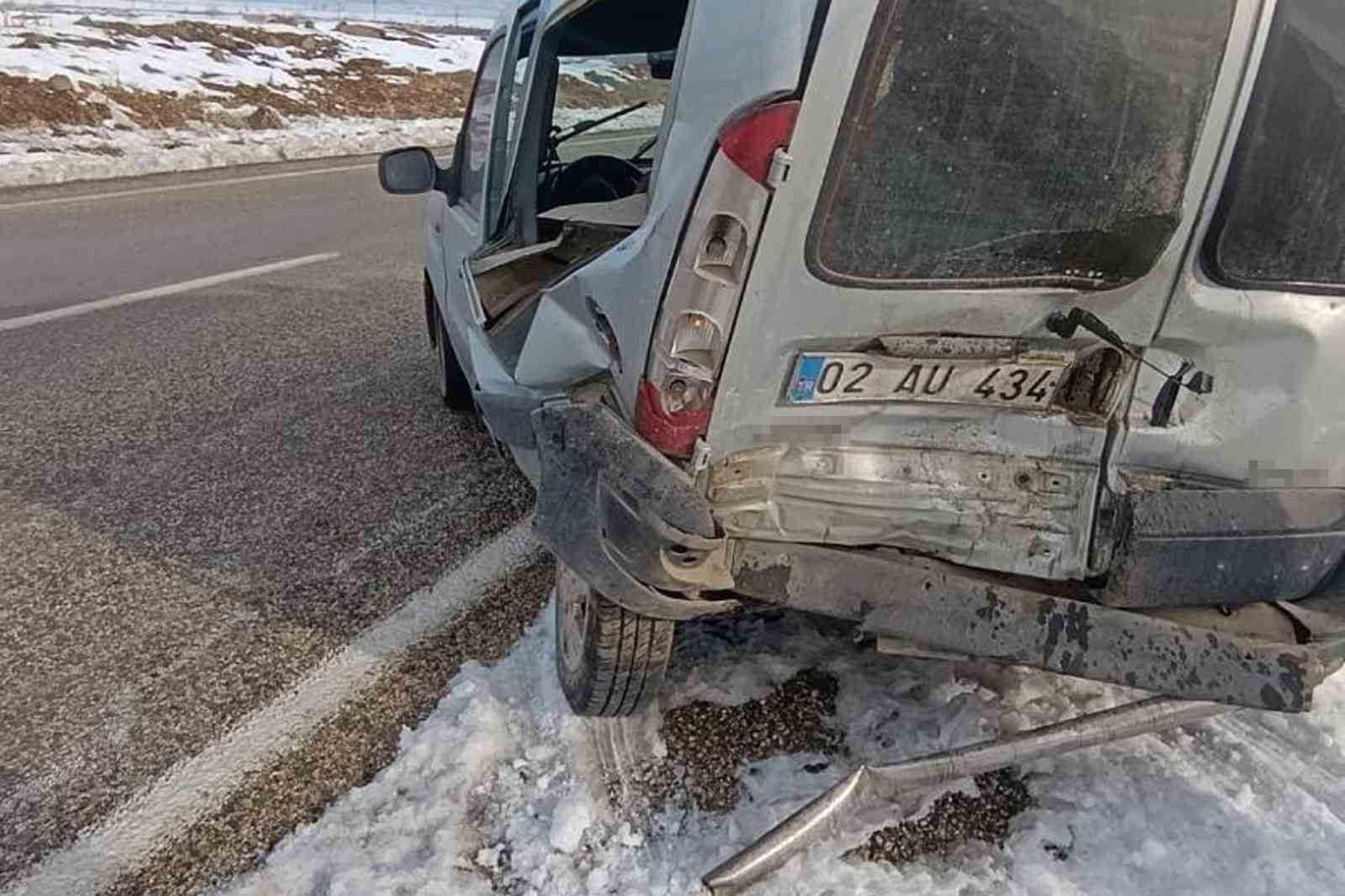 Araban’da otomobil ile kamyonet çarpıştı: 2 yaralı