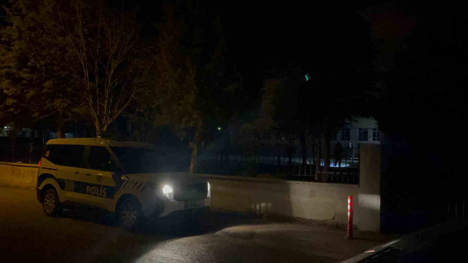 Okul bahçesinde babası darbedilen, kendisi de bıçaklanan çocuk hastaneye kaldırıldı