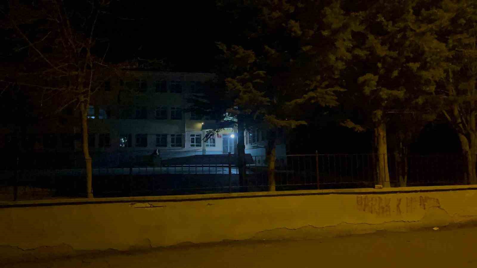 Okul bahçesinde babası darbedilen, kendisi de bıçaklanan çocuk hastaneye kaldırıldı