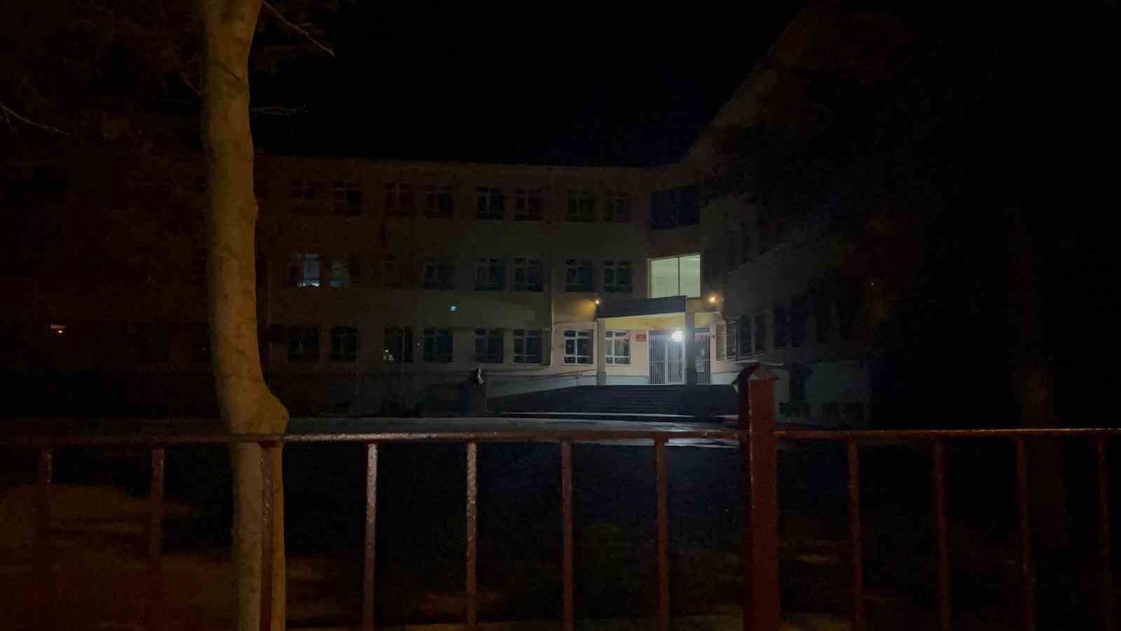 Okul bahçesinde babası darbedilen, kendisi de bıçaklanan çocuk hastaneye kaldırıldı