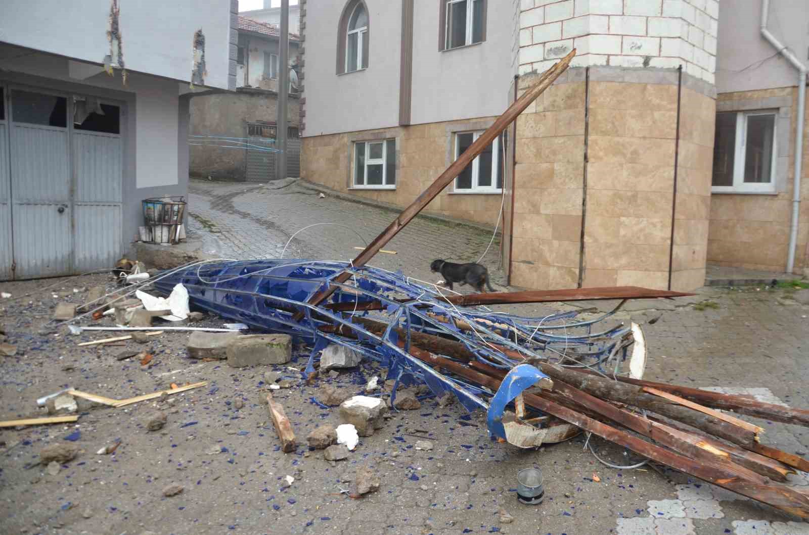 Demirci’de şiddetli fırtına cami minaresini yıktı