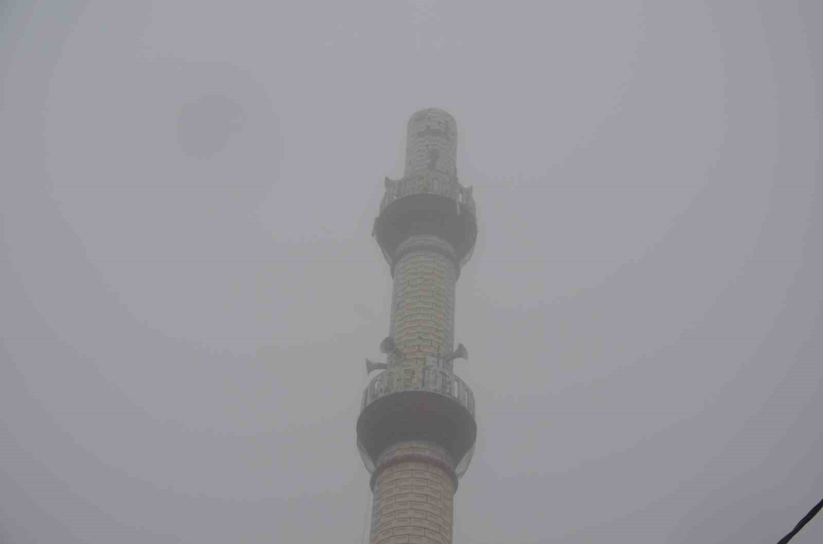 Demirci’de şiddetli fırtına cami minaresini yıktı