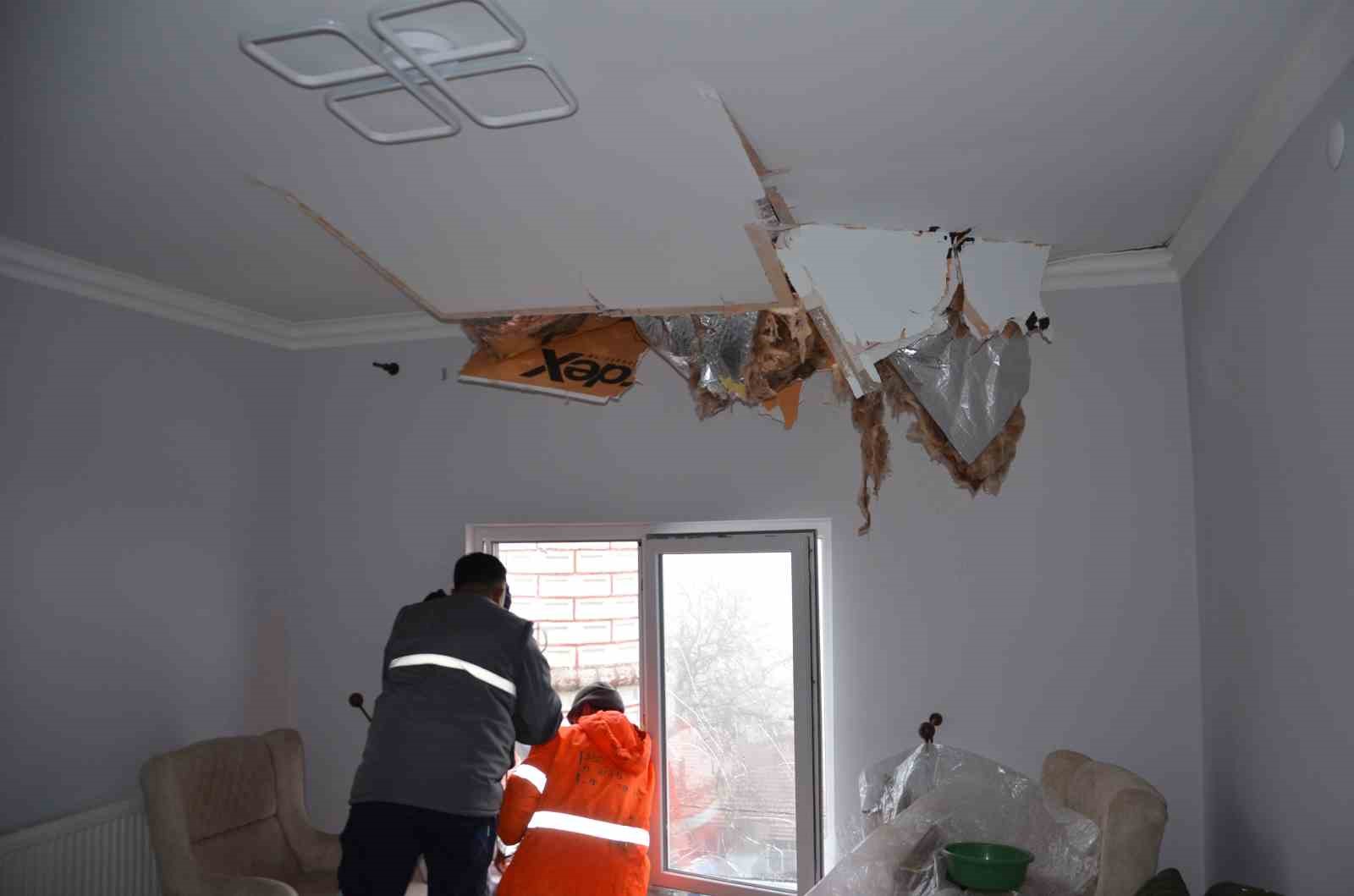 Demirci’de şiddetli fırtına cami minaresini yıktı