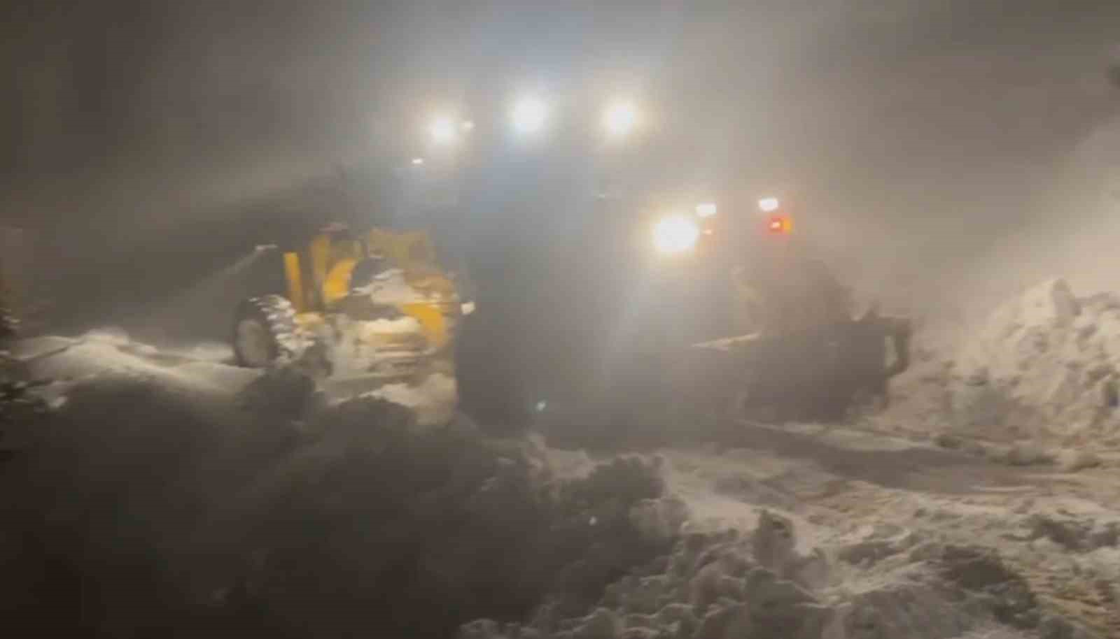 Yoğun kar yolu kapattı, ekipler mahsur kalan araca ulaştı