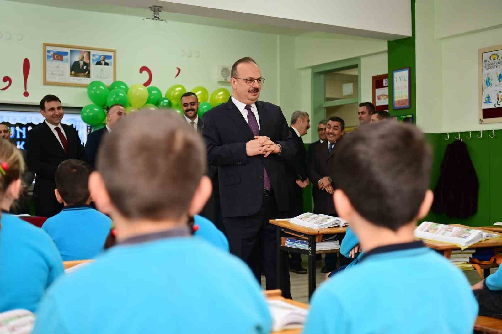 Öğrencilerin karnelerini Vali Canbolat verdi