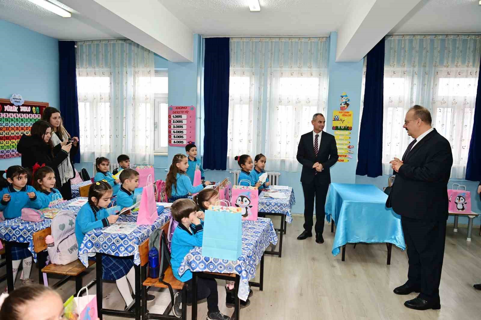 Öğrencilerin karnelerini Vali Canbolat verdi