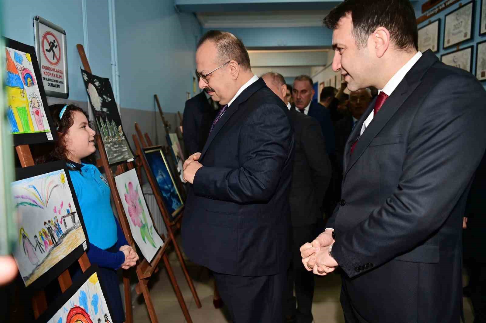 Öğrencilerin karnelerini Vali Canbolat verdi