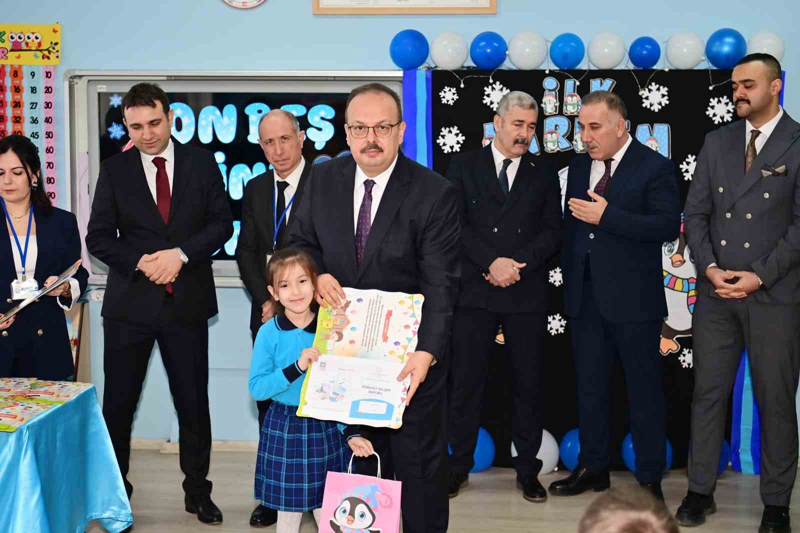 Öğrencilerin karnelerini Vali Canbolat verdi