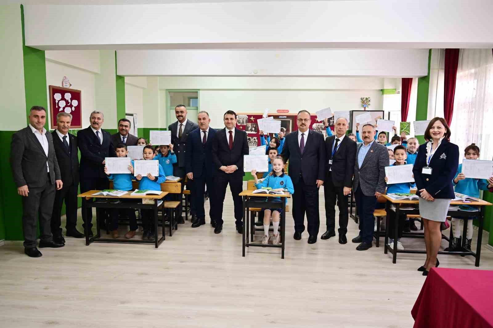 Öğrencilerin karnelerini Vali Canbolat verdi