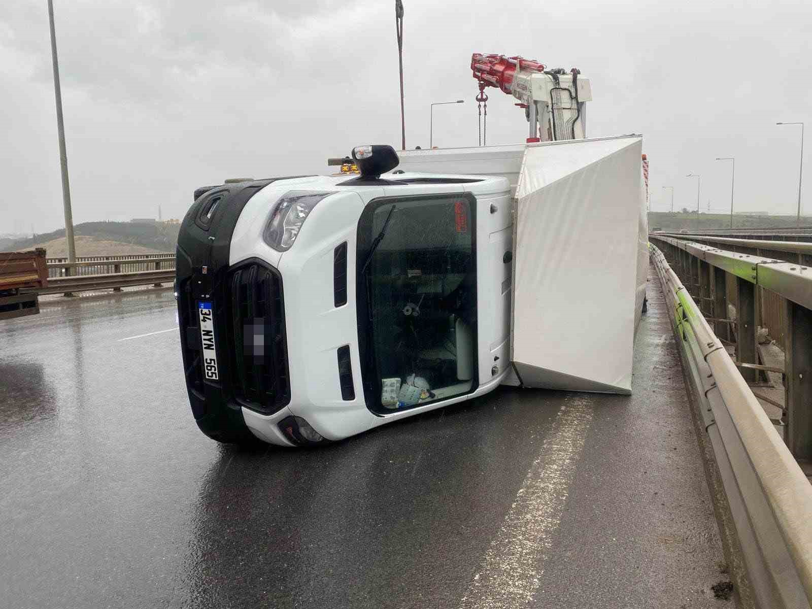 Fırtınada seyir halindeki kamyonet devrildi