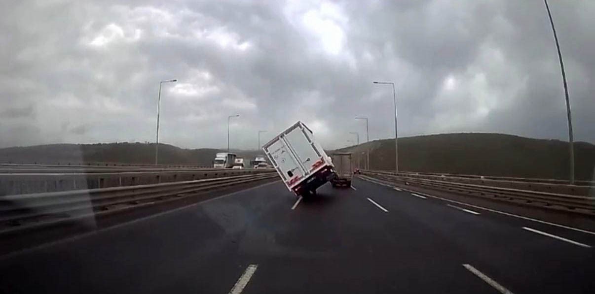 Fırtınada seyir halindeki kamyonet devrildi