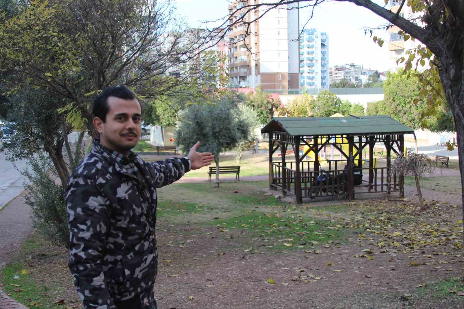 Kurt köpeklerinin saldırı anı kamerada: Küçük köpeği bulunan kadını yere düşürdüler