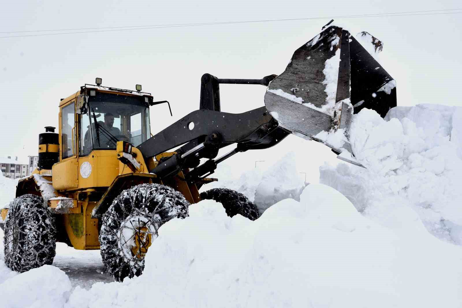 Bitlis’te köy yollarında karla mücadele çalışması