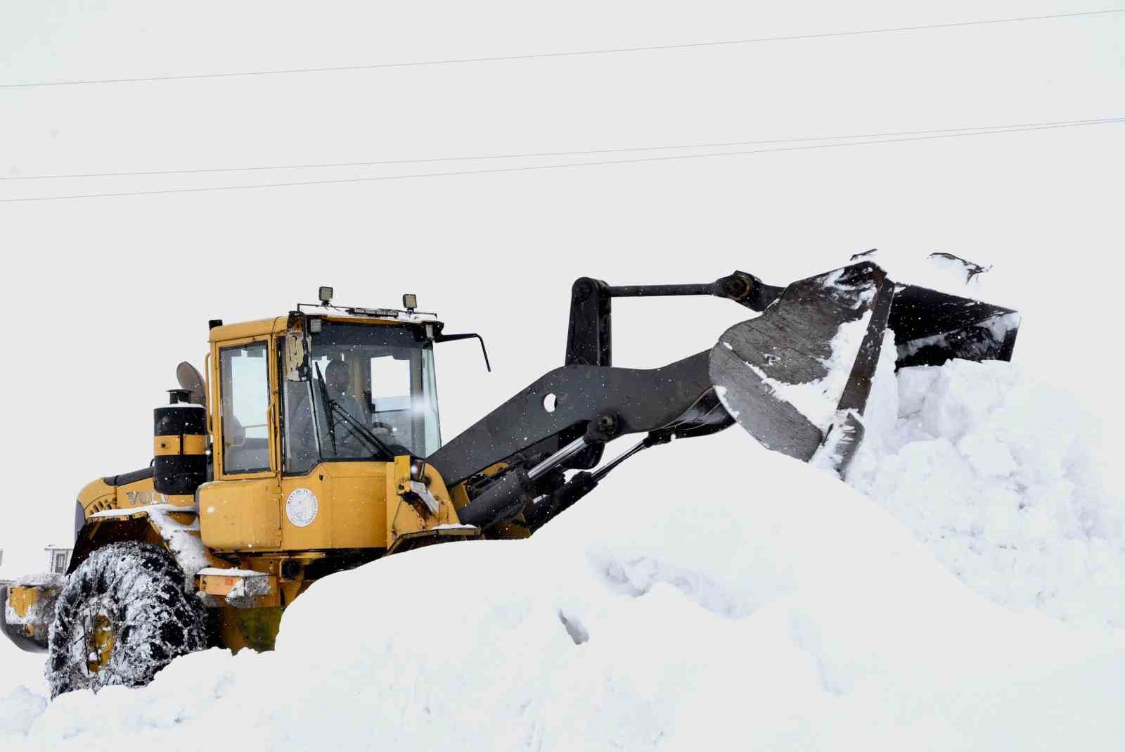 Bitlis’te köy yollarında karla mücadele çalışması