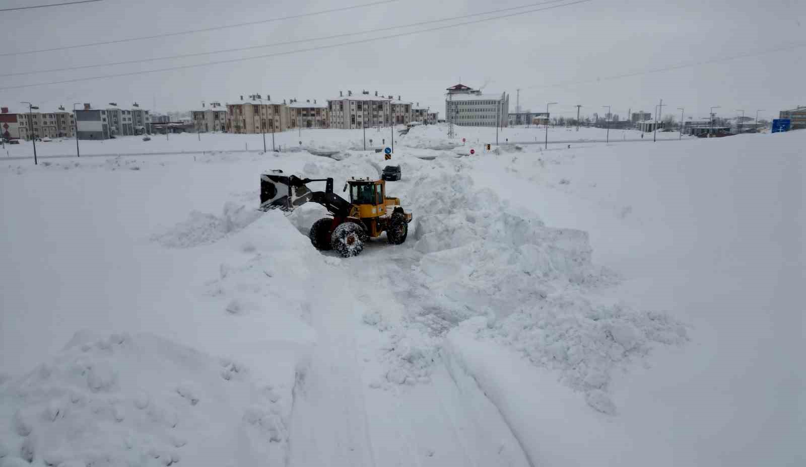 Bitlis’te köy yollarında karla mücadele çalışması