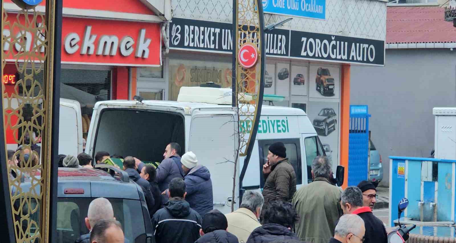 Pompalı tüfekle öldürülen genç toprağa verildi