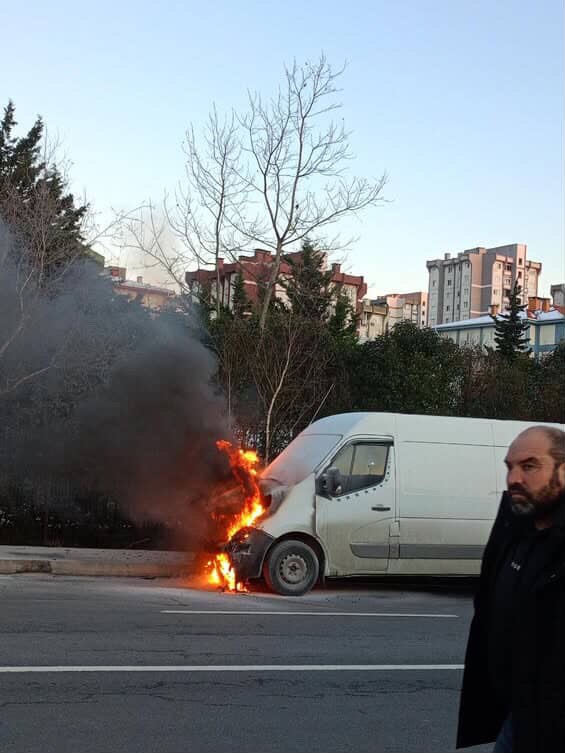 Arnavutköy’de  seyir halindeki ticari araç alev aldı, o anlar kamerada