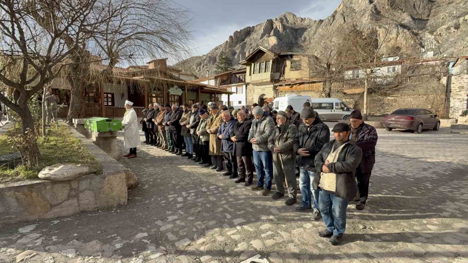 Tokat’ta kan donduran baba cinayetinde cenaze toprağa verildi