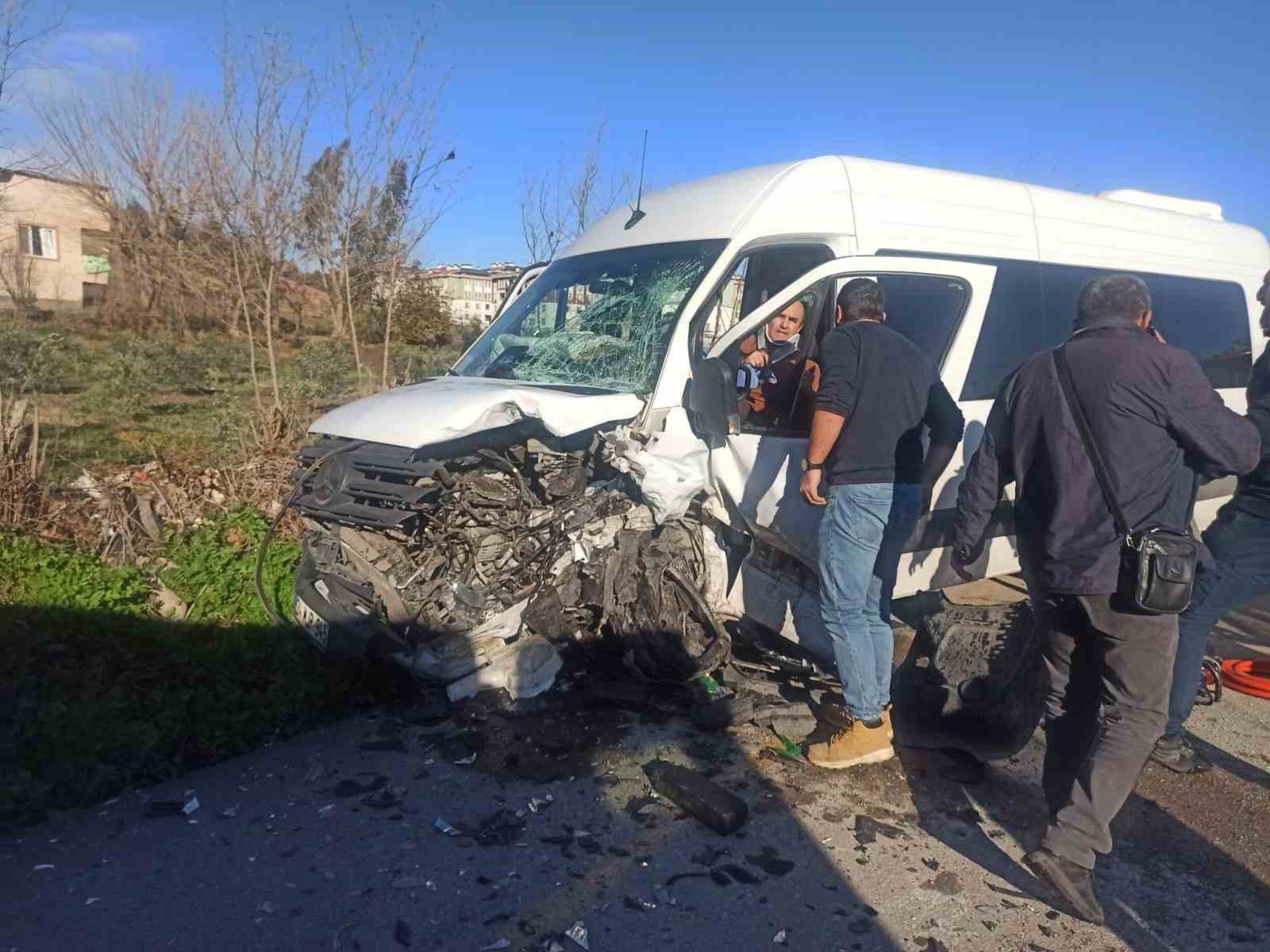 Osmaniye’de servis minibüsü ile hafif ticari araç çarpıştı: 7 yaralı