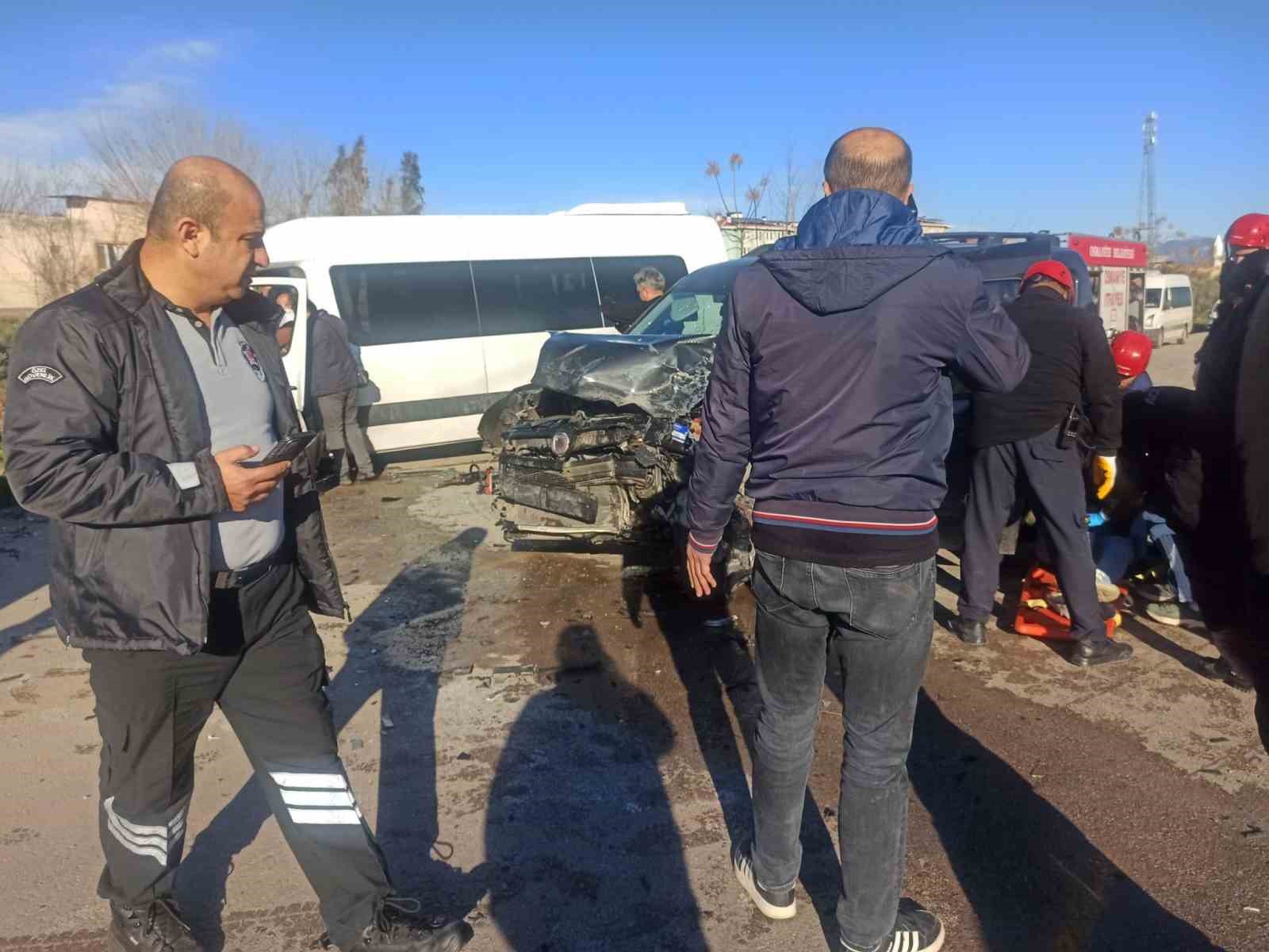 Osmaniye’de servis minibüsü ile hafif ticari araç çarpıştı: 7 yaralı