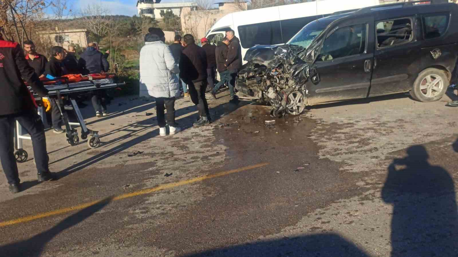 Osmaniye’de servis minibüsü ile hafif ticari araç çarpıştı: 7 yaralı