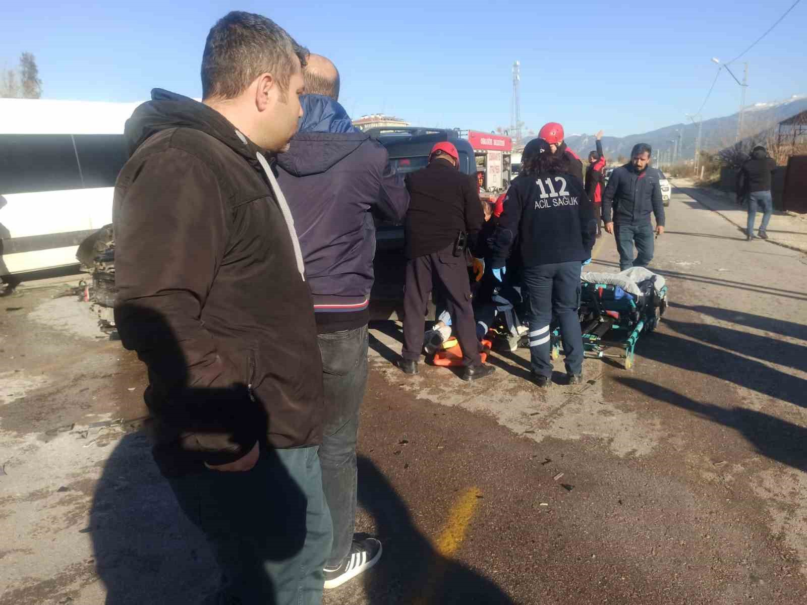 Osmaniye’de servis minibüsü ile hafif ticari araç çarpıştı: 7 yaralı