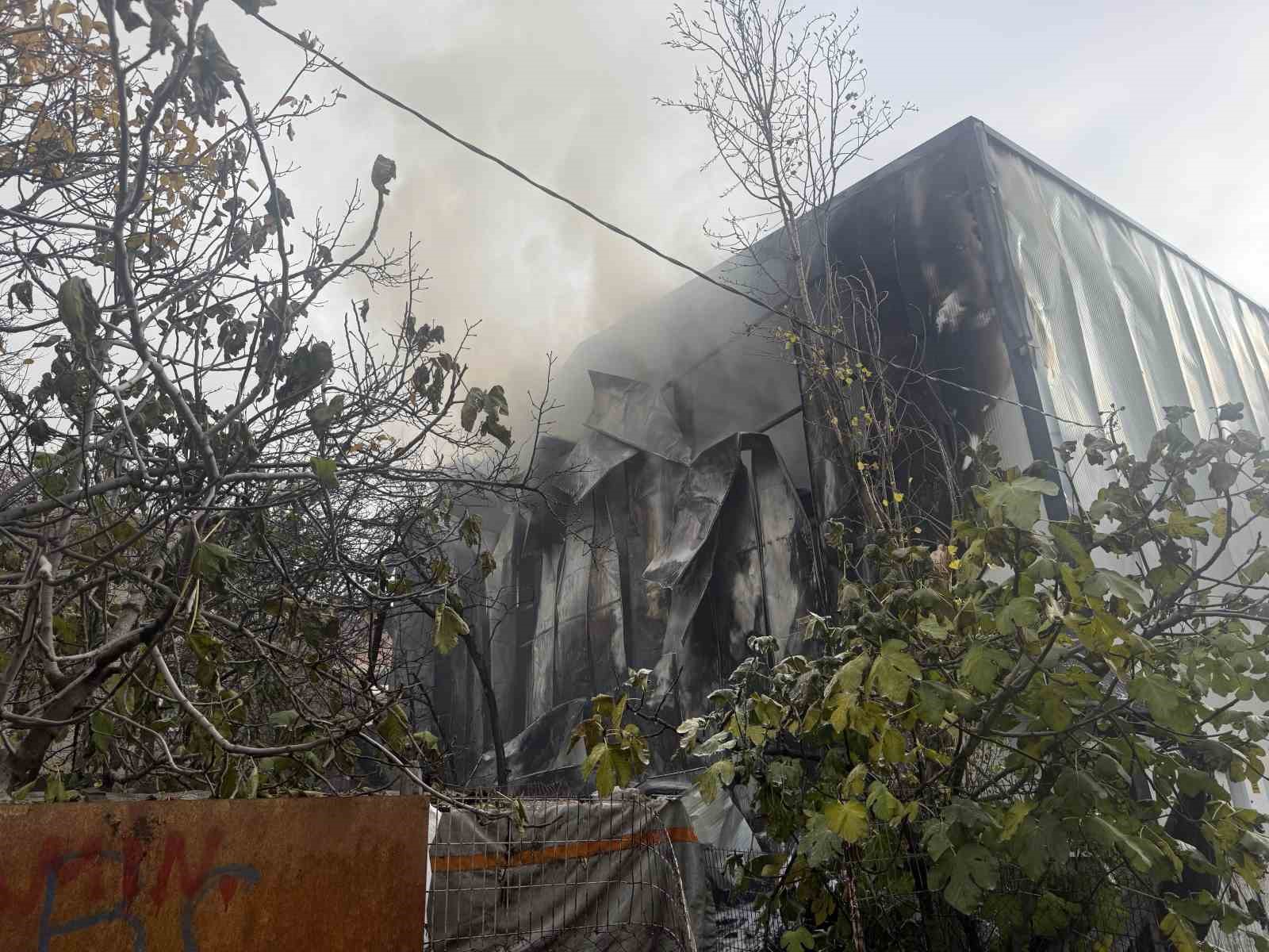 Esenyurt’ta korkutan depo yangını: Dumanlar metrelerce yükseldi
