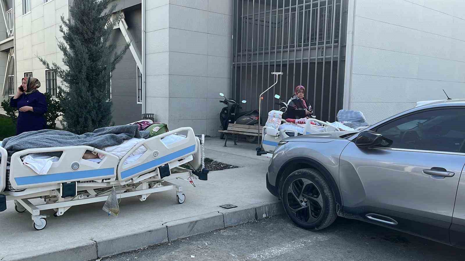 Akli dengesi bozuk şahsın ‘canlı bombayım’ demesi üzerine hastanede panik yaşandı