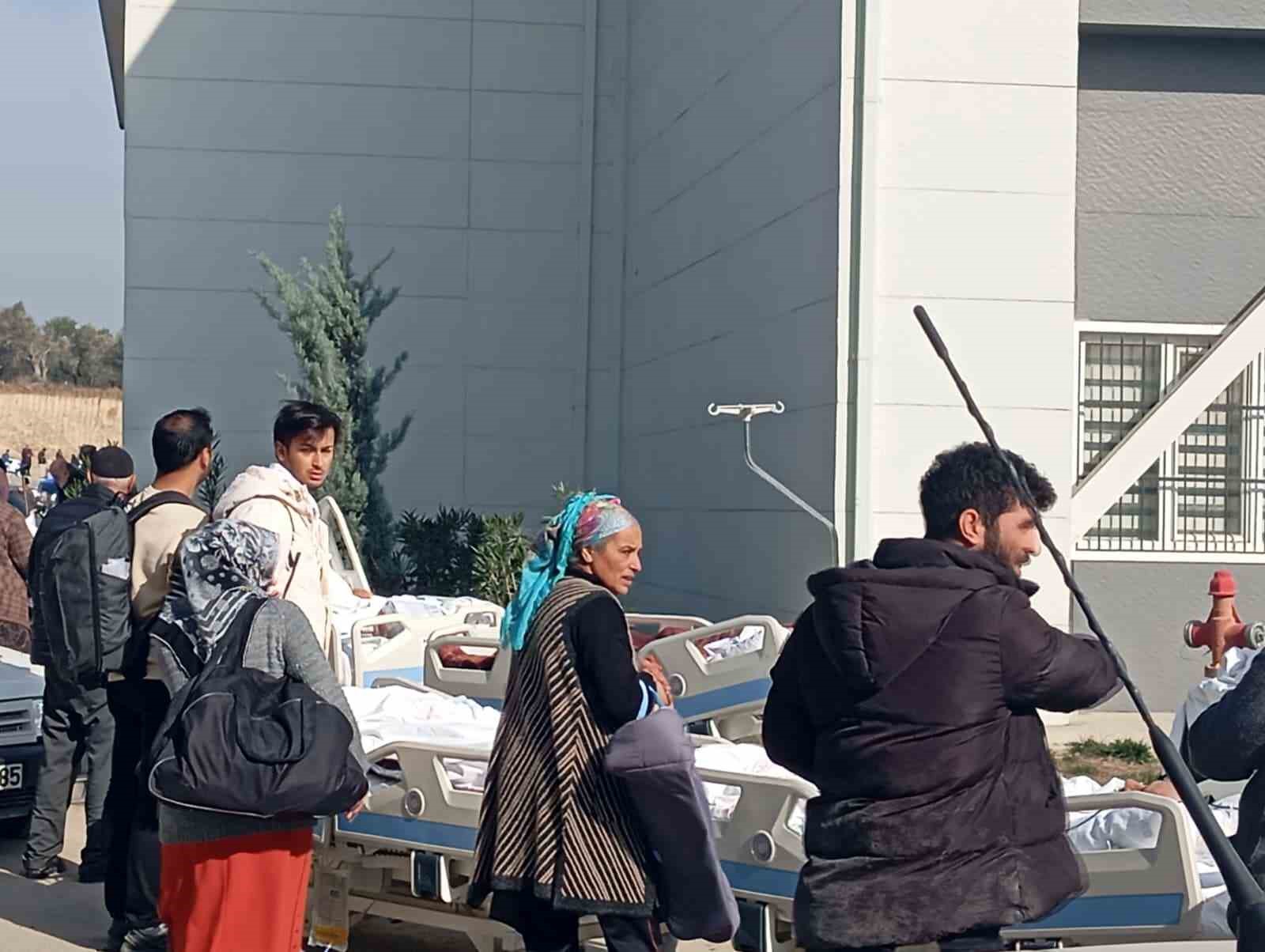 Akli dengesi bozuk şahsın ‘canlı bombayım’ demesi üzerine hastanede panik yaşandı