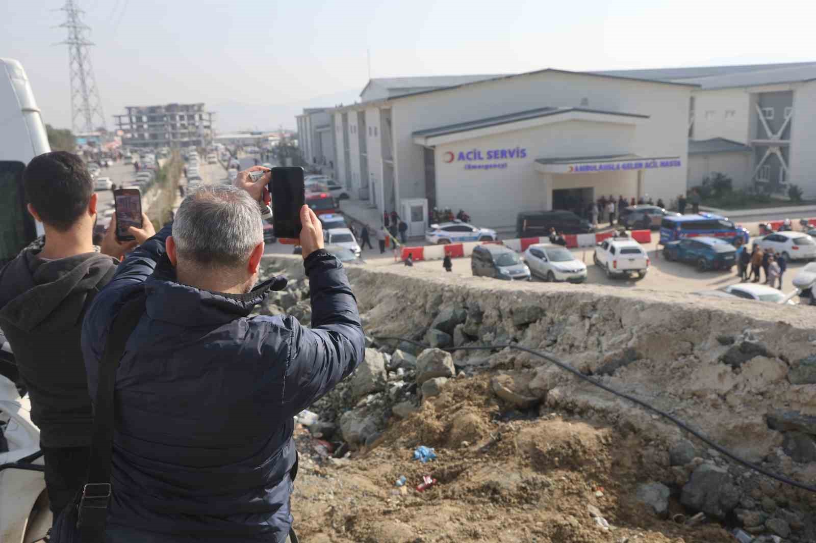 Akli dengesi bozuk şahsın ‘canlı bombayım’ demesi üzerine hastanede panik yaşandı