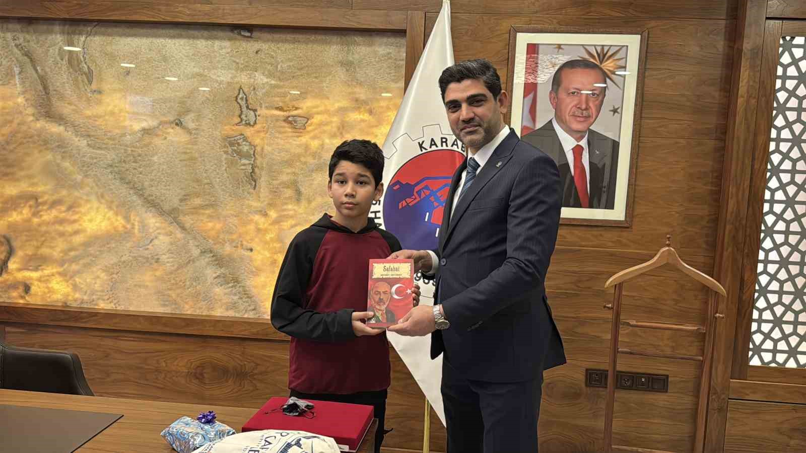 Kar altında İstiklal Marşını okuyan öğrenciye Başkan Çetinkaya da kayıtsız kalmadı