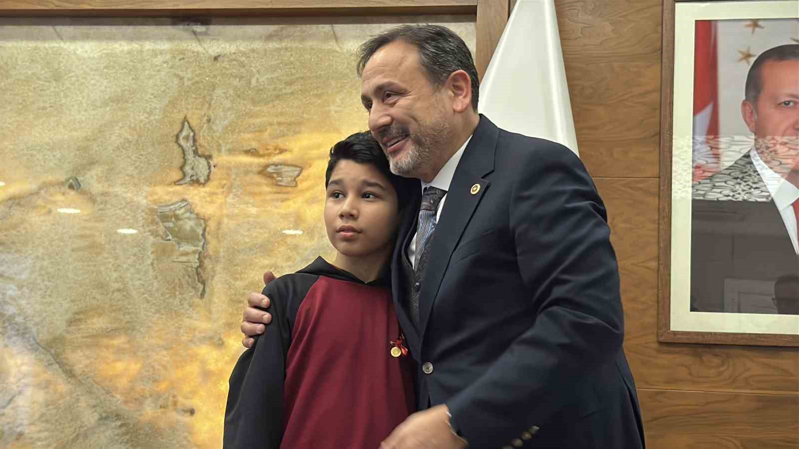 Kar altında İstiklal Marşını okuyan öğrenciye Başkan Çetinkaya da kayıtsız kalmadı