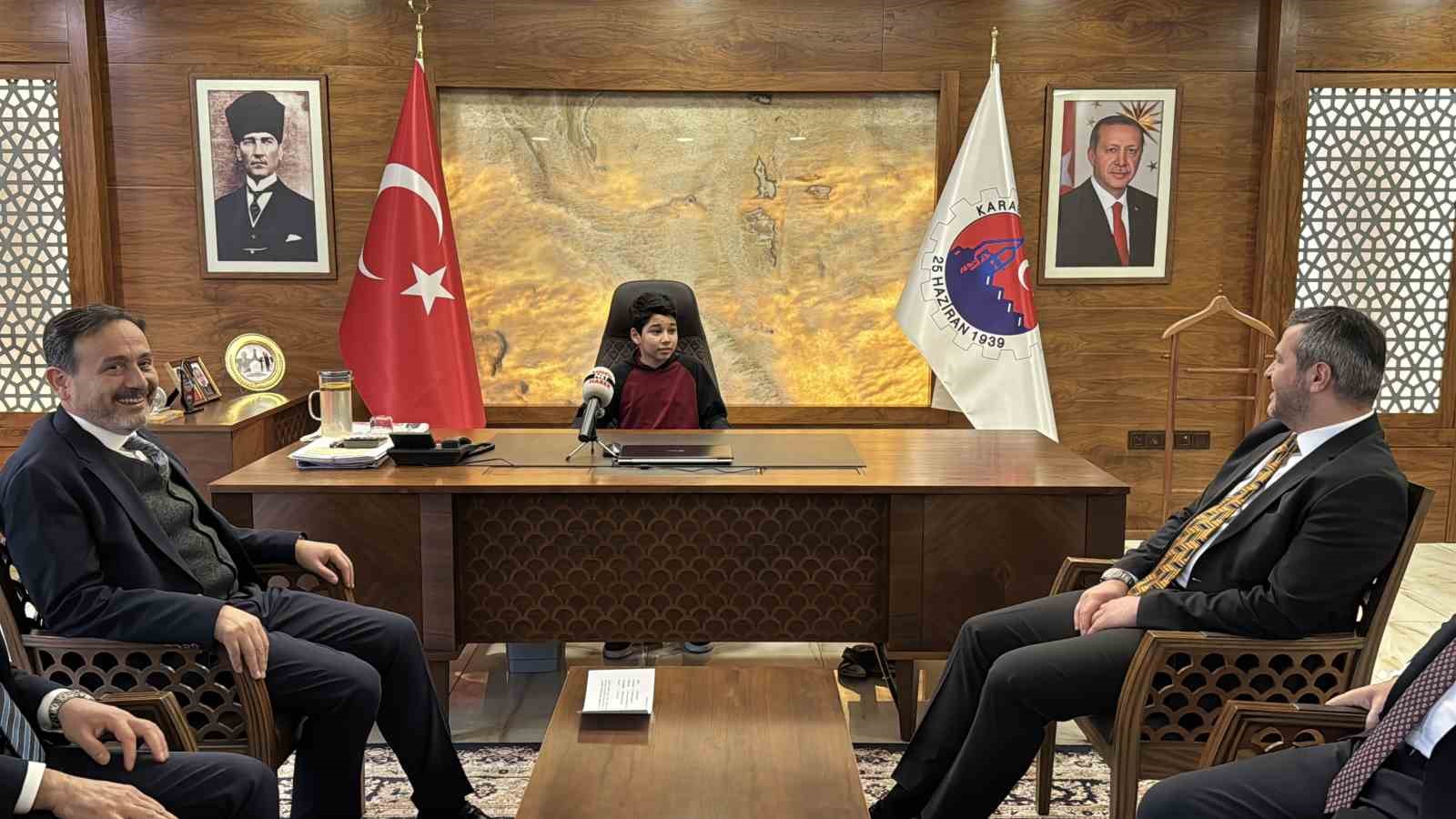 Kar altında İstiklal Marşını okuyan öğrenciye Başkan Çetinkaya da kayıtsız kalmadı