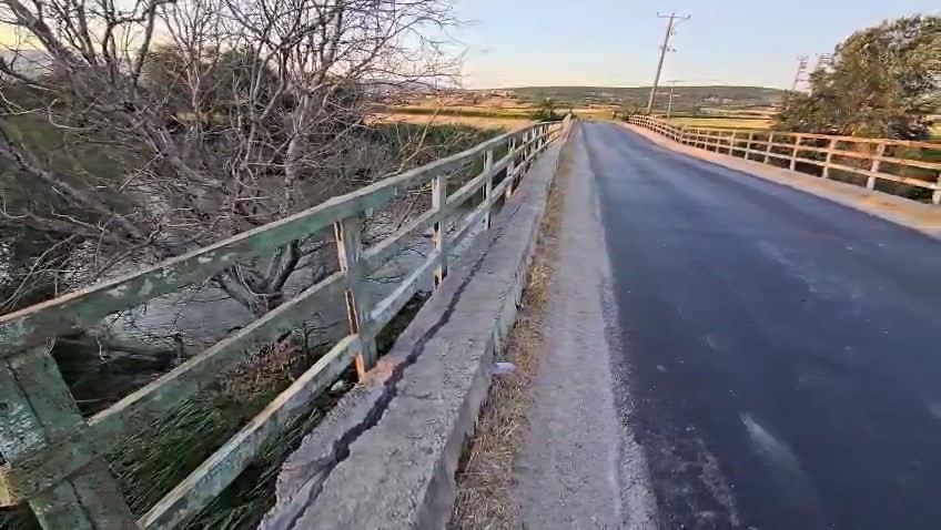 Hasar gören ve beşik gibi sallanan köprü yıkılıyor