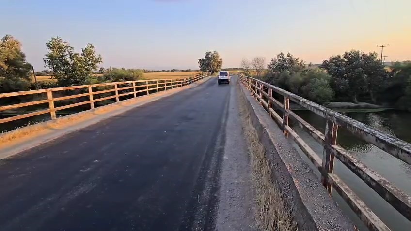 Hasar gören ve beşik gibi sallanan köprü yıkılıyor