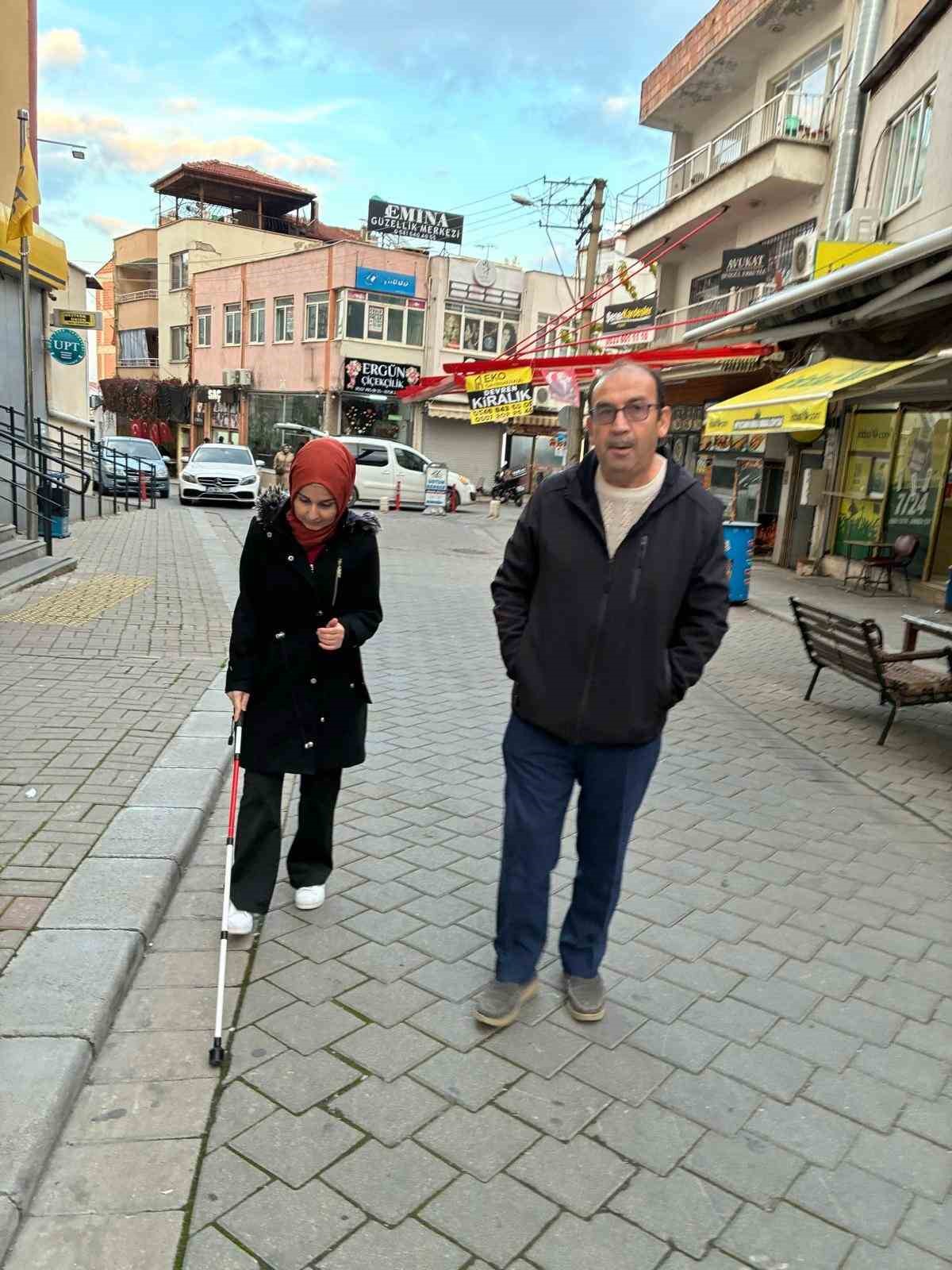 Görme engelli bireyler bu kursta hem sosyalleşiyor hem de günlük hayatlarını kolaylaştırıyor