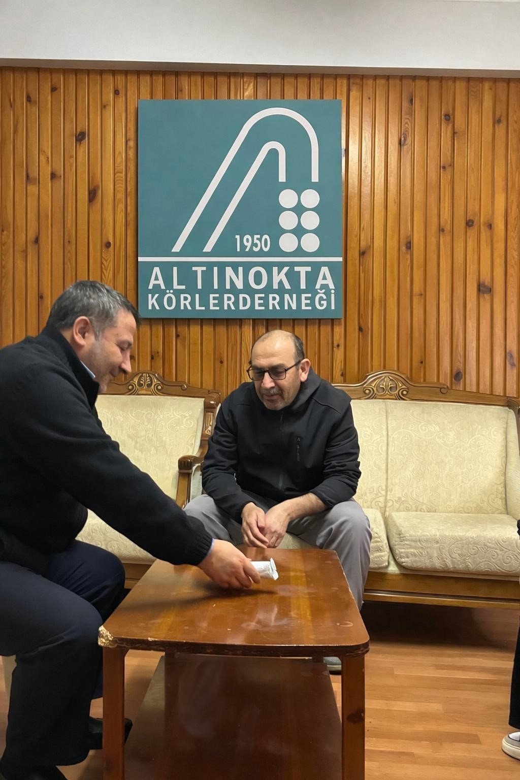 Görme engelli bireyler bu kursta hem sosyalleşiyor hem de günlük hayatlarını kolaylaştırıyor