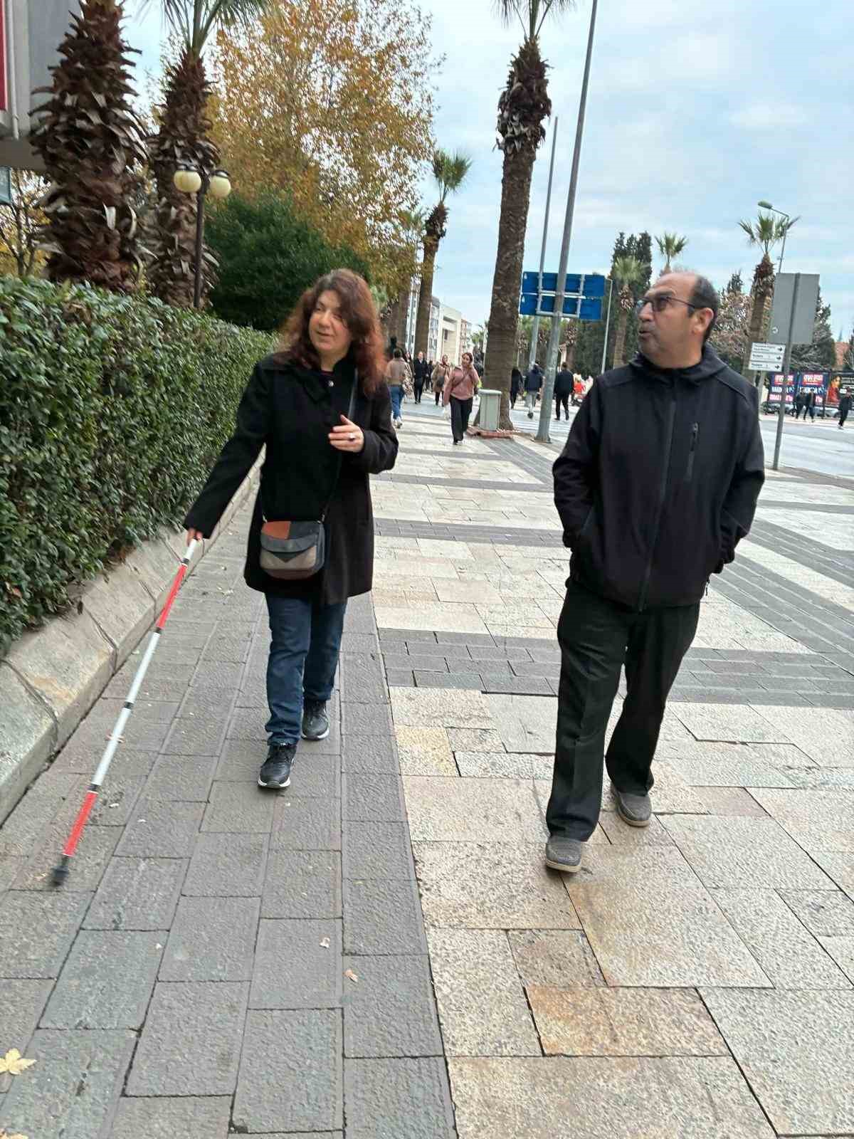 Görme engelli bireyler bu kursta hem sosyalleşiyor hem de günlük hayatlarını kolaylaştırıyor