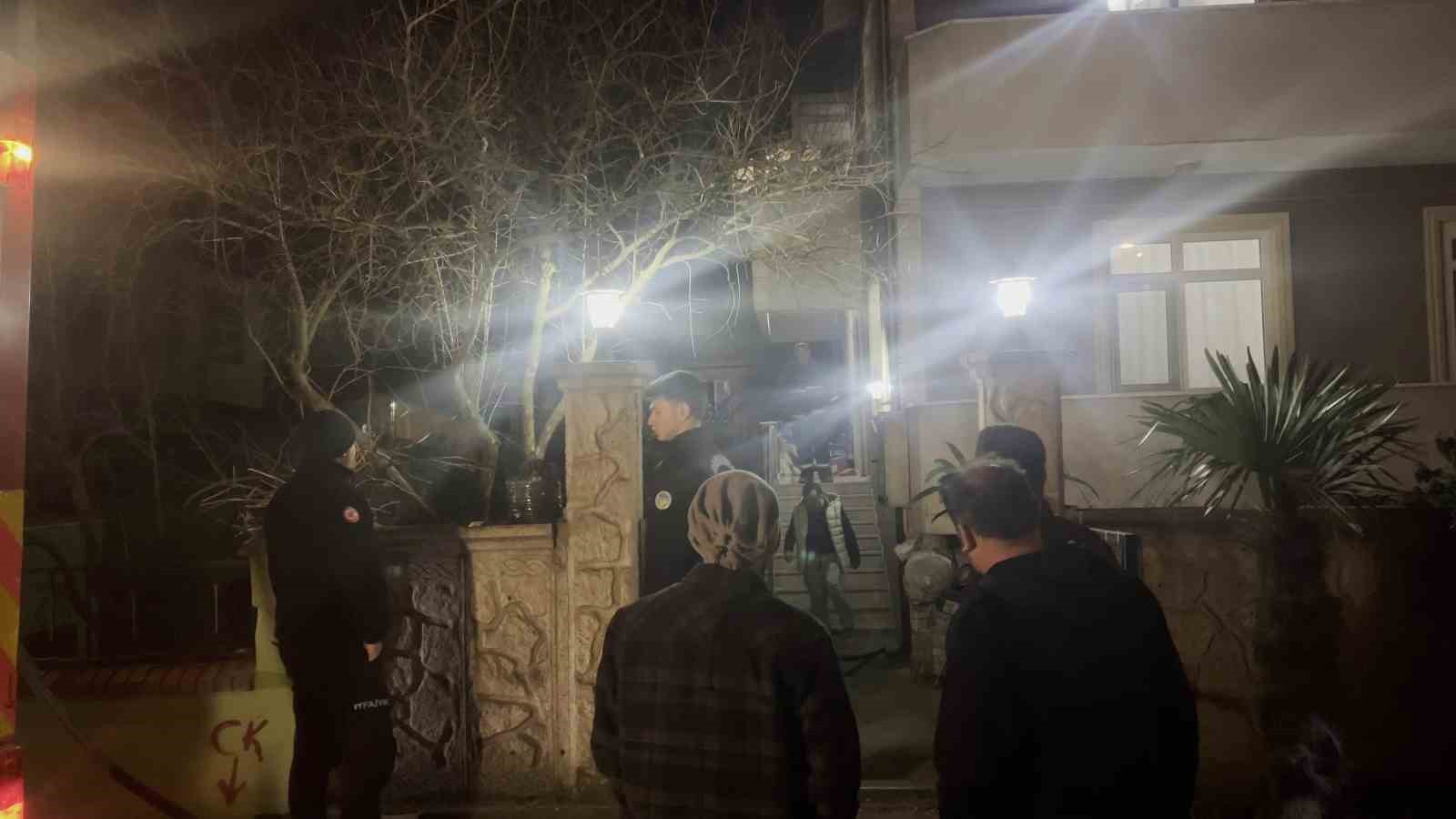 Mahalleliyi panikleten yangın, itfaiyenin müdahalesiyle son buldu