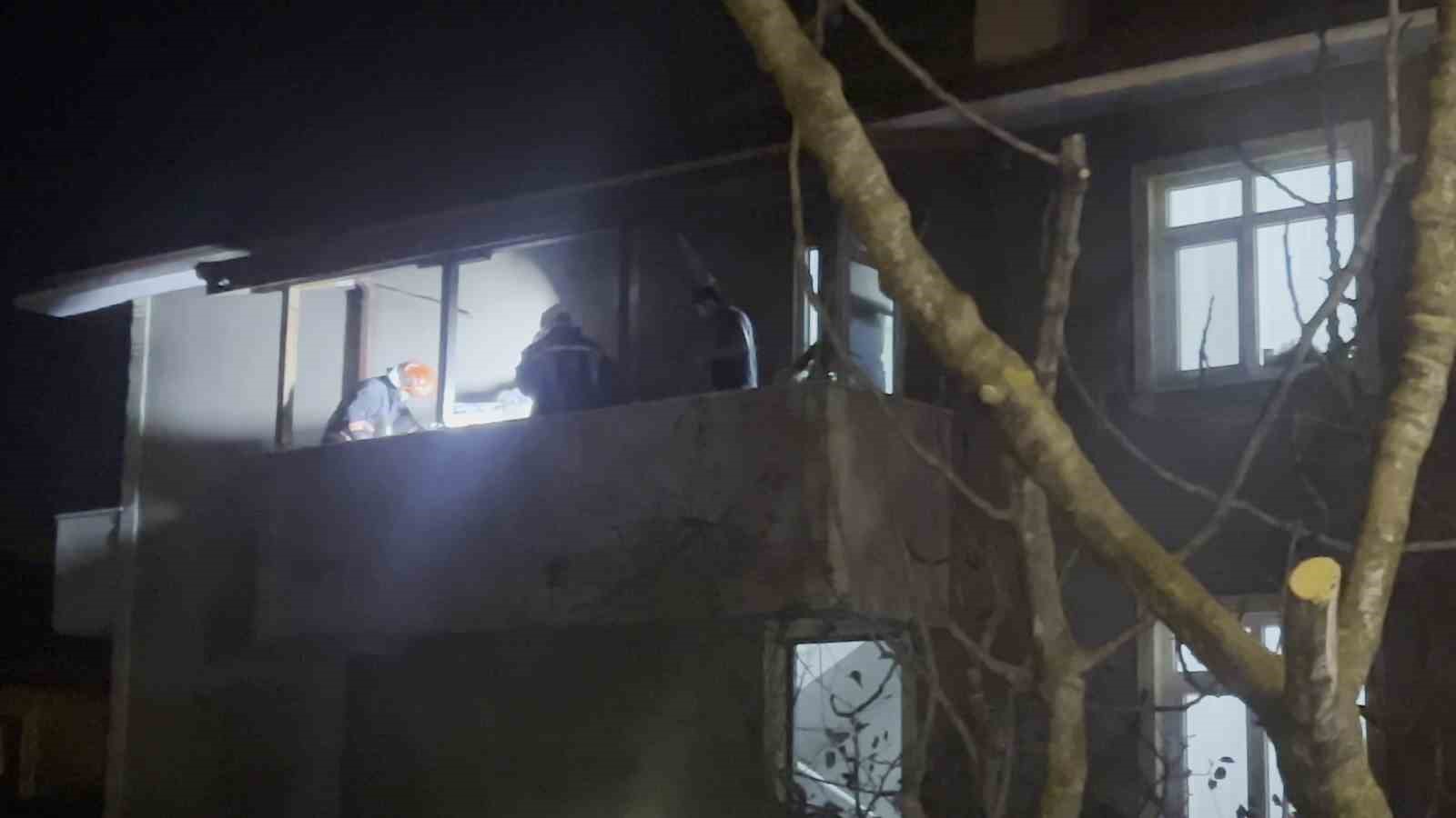 Mahalleliyi panikleten yangın, itfaiyenin müdahalesiyle son buldu