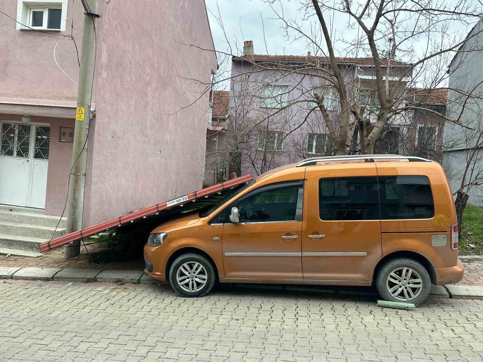 Uşak’ta kuvvetli fırtına hayatı olumsuz etkiledi